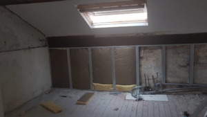 ragréage & rénovation appartement Paris : application peinture velours sur murs (marque unikalo), primaire accrochage au sol pour ragréage P3 fibré au sol…