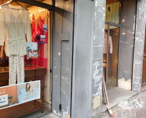 Rénovation devanture magasin enseigne Paris Lemaire Peinture Renovation